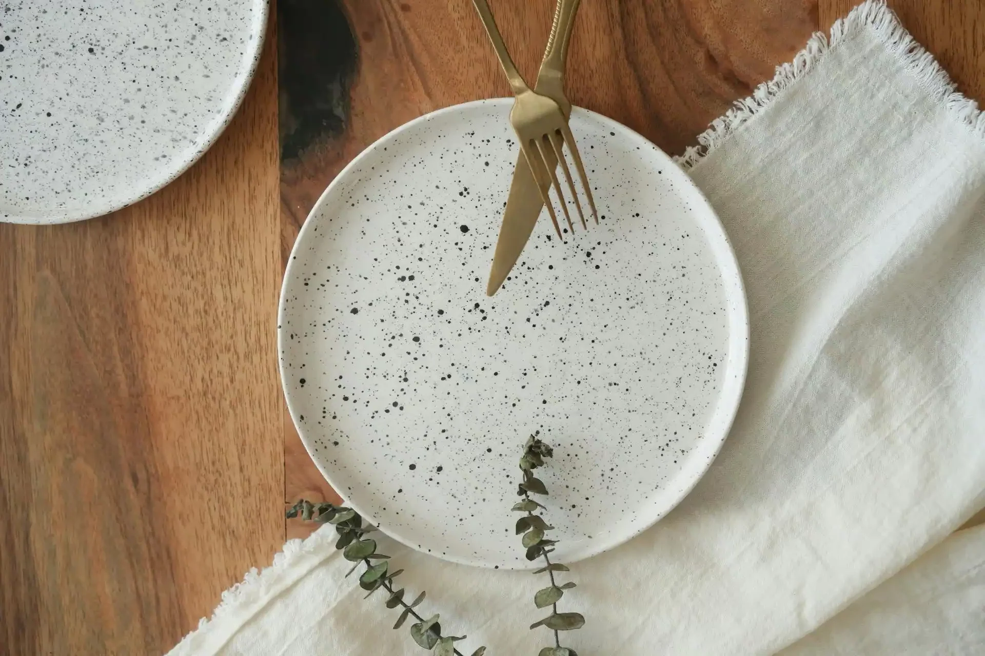 An empty plate with a fork and knife, representing the recipe section for the 5-Day Digestive Reset.